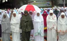 Muslim women perform the Idul Fitri mass prayer in the courtyard of Sudirman mosque in
Denpasar, Bali, on Sunday, June 25, 2017. JP/ Zul Trio Anggono