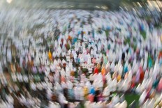 Muslims perform the Idul Fitri mass prayer at the Bandung Grand Mosque in West Java on Sunday, June 25, 2017. JP/Arya Dipa