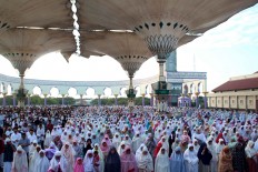 Thousands of Muslims observe the Ied prayer at the Central Java Grand Mosque in Semarang on Sunday, June 25, 2017. The Grand Mosque’s architecture is similar to that of the famed Nabawi Mosque – known as the Prophet’s Mosque – in Medina, Saudi Arabia.
JP/Suherdjoko
