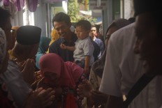 Strengthening the bonds: A big family holds a halal bihalal post-Ramadhan gathering near Kauman Mosque in Magelang, Central Java. JP/Syamsul Huda M Suhari