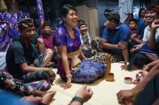 Novie is surrounded by members of a youth group at Banjar Taman Yangbatu village, Denpasar. They ask her personal questions during the Megesah ceremony. JP/Anggara Mahendra