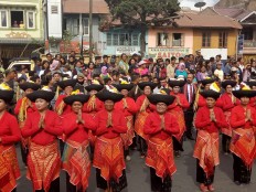 Greetings: Women of the Karo region, North Sumatra, in their traditional clothes. JP/Apriadi Gunawan