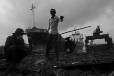 Workers collect all sizes of sheet metal, down to the smallest. JP/Sigit Pamungkas