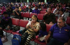 Halimah, 38, is busy touching up her makeup before her turn to perform. JP/Aman Rochman