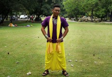 Ahmad Supriyadi, 31, whose stage name is Priyanka Chopra in tribute to the Indian actress, wears an Indian costume during the halal bi halal gathering at  Purwodadi Zoo in Pasuruan. JP/Aman Rochman