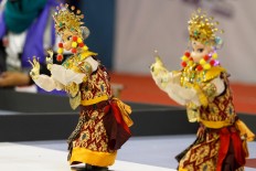 Two robots perform a traditional dance to the accompaniment of Gending Sriwijaya during the competition. Each robot should be able to make seven dance moves. JP/Arya Dipa