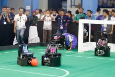 University students watch the two-day robot contest at the Indonesia University of Education (UPI) in Bandung. JP/Arya Dipa