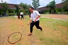 Teachers join the wheel race. JP/Aditya Sagita