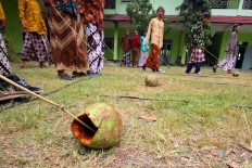 A cengkir (coconut shell) is arranged in front of the starting line. JP/Aditya Sagita