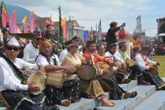 Several village leaders beat drums and gongs to accompany the Ndundu Ndake dance at the Motangrua field. JP/Markus Makur