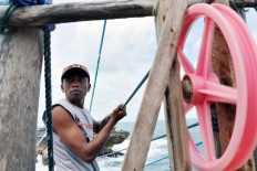 A plastic wheel is used to reduce the friction of plastic ropes and to avoid corrosion caused by sea water. JP/Magnus Hendratmo