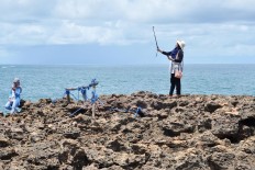 A tourist takes a selfie at Timang islet. JP/Magnus Hendratmo