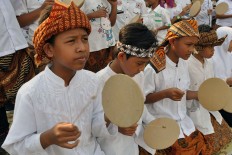 Boys from the Hadroh Al Fatah troupe play tambourines. JP/Magnus Hendratmo