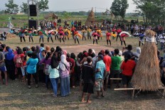  People of Delanggu in Klaten regency, Central Java, watch the performance during the Mbok Sri Mulih Festival. JP/Magnus Hendratmo