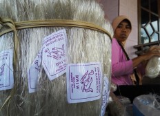 A worker packages vermicelli before it is distributed. JP/Ganug Nugroho Adi
