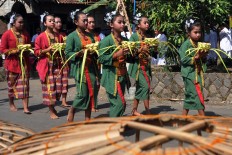 Two groups of dancers from Biyung Bibi and Udan Kencana, respectively, join the parade of the Srawung Asih performance. JP/ Magnus Hendratmo