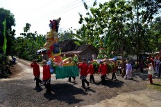 Men carry and parade a statue and offerings around Bejiharjo village, Gunung Kidul, Yogyakarta. JP/Stefanus Ajie