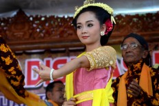 A dancer performs a Tayub dance during the Merti Desa ritual. JP/Stefanus Ajie
