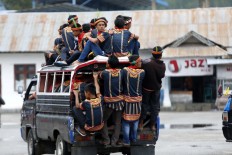 Saman dancers ride an overloaded minibus to the stadium in Gayo Lues. JP/Hotli Simanjuntak