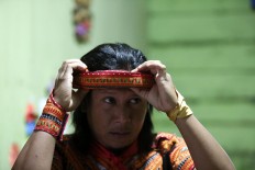 Alimudin puts on a headband prior to the performance. JP/Hotli Simanjuntak