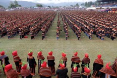 Male dancers stand in the middle of the stadium while female dancers, who perform the Bines dance and wear similar attire, stand on the side. JP/Hotli Simanjuntak