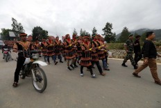 Dancers march while singing and clapping prior to the mass dance. JP/Hotli Simanjuntak