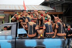 Saman dancers travel in an overloaded pickup to Blangkejeren stadium, where they will participate in the mass dance. JP/Hotli Simanjuntak