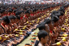Rows of men slap their chests as part of the Saman dance. JP/Hotli Simanjuntak