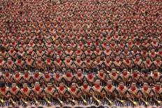 Saman dancers perform in unison, although several still make mistakes. JP/Hotli Simanjuntak]
