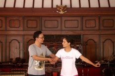  Indonesian Dona (left) and Andrea of Germany rehearse their dance moves accompanied by gamelan played by Sukra members at the Indonesian Arts Institute auditorium in Surakarta, Central Java, on Monday, Aug. 21, 2017. JP/Maksum Nur Fauzan