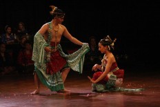 Indonesia dancer Dona (left) and Andrea of Germany perform wearing traditional attire. JP/Maksum Nur Fauzan