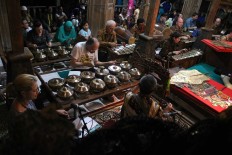 British nationals of the Siswa Sukra group play gamelan instruments at North Sabrang village in Trucuk, Klaten regency, Central Java, on Sunday, Aug. 20, 2017. JP/Maksum Nur Fauzan