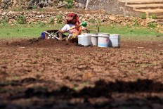 Another villager takes water from the last water spring at Banteng Lake. JP/Aditya Sagita