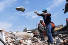 Rescuers clear the ruble in search of survivors in Juchitan de Zaragoza, the hardest-hit city by a powerful earthquake that struck Mexico's Pacific coast September 7 at night.
Police, soldiers and emergency workers 
raced to rescue survivors from the ruins 
of Mexico's most powerful earthquake in a 
century, which killed at least 61 people, 
as storm Katia menaced the country's  eastern coast Saturday with heavy rains. AFP/ Ronaldo Schemidt