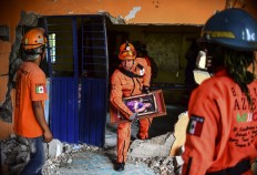 Rescuers search for survivors amid houses knocked down or severely damaged by Thursday night's 8.2-magnitude quake, in Juchitan, Oaxaca, Mexico, on September 10, 2017. Rescuers pulled bodies from the rubble and grieving families carried coffins through the streets Saturday after Mexico's biggest earthquake in a century killed 65 people. AFP/ Ronaldo Schemidt
