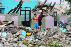 Local residents search for belongings amid the ruins of their home, knocked down by Thursday night's 8.2-magnitude quake, in Juchitan, Oaxaca, Mexico, on September 10, 2017. Rescuers pulled bodies from the rubble and grieving families carried coffins through the streets Saturday after  Mexico's biggest earthquake in a century killed 65 people. AFP/ Ronaldo Schemidt