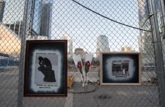 A makeshift memorial lines the fence on the 16th Anniversary of the attacks of September 11 at the World Trade Center 9/11 Memorial on September 11, 2017 in New York.  AFP/ Bryan R. Smith