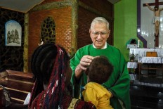Baptism for the young: Father Lieshout once headed the Teachers Training School (SPG) in Jayapura. Entering retirement in 2007, he returned to Baliem valley. While executing his pastoral duties, he wrote books, including Sejarah Gereja Katolik di Lembah Baliem (History of the Catholic Church in Baliem Valley). JP/Albertus Vembrianto