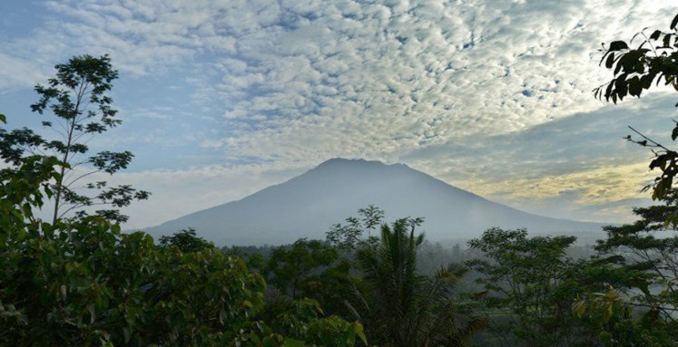 Thousands flee rumbling Mount Agung