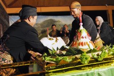 The head of the buffalo and other offerings are prepared to be carried to the crater for the offering. JP/Magnus Hendratmo