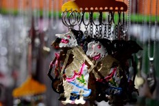  Keyrings depicting Punakawan (deity disguised as the clown servers of a hero) with Petruk as the highlight. Petruk is the Merapi guardian in local folklore. JP/Magnus Hendratmo