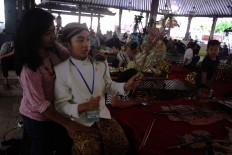 Mentoring: A mother accompanies her son who is about to perform. JP/ Maksum Nur Fauzan