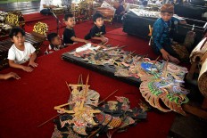 Who's next?: Young puppet masters wait their turn. JP/ Maksum Nur Fauzan
