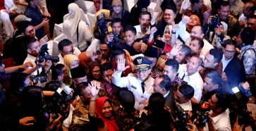 Passionate supporters throng Anies-Sandiaga celebration at City Hall