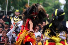 Galvanized: A bujang ganong performer showcases his animated dance. JP/ Maksum Nur Fauzan