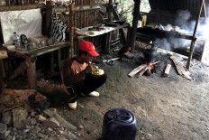 A gold miner enjoys his lunch of steamed rice, fried chicken and sambal (chili sauce). JP/ Magnus Hendratmo
