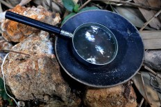 A magnifying glass and a miner’s plate are necessary for gold mining. JP/ Magnus Hendratmo