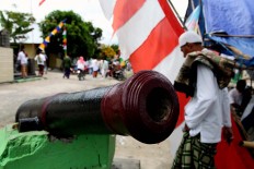 What is left: Portuguese cannons can be seem on the roadside in front of Baeliu, a place for rituals. JP/ Arief Suhardiman