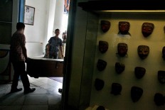 Museum officials carry a wooden case containing Dupara puppets. JP/Maksum Nur Fauzan