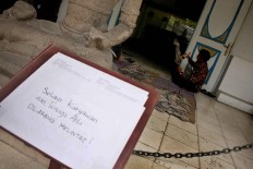 A no entry sign is put up while officials are 
cleaning the Dupara puppets. JP/Maksum Nur Fauzan